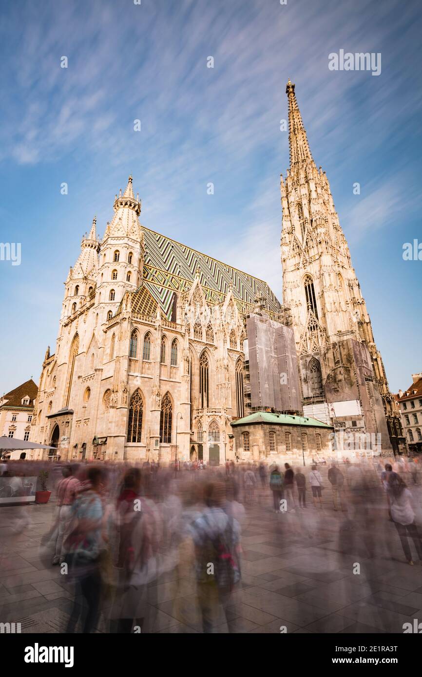 Langzeitansicht des Stephansdoms am Stephansplatz mit verschwommenen Menschen in Wien, Österreich Stockfoto