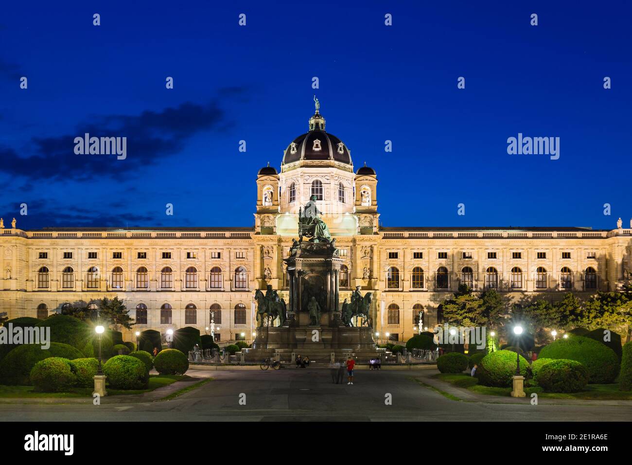 Das Naturhistorische Museum in Wien, Österreich bei Nacht mit der Maria-Theresa-Statue im Vordergrund. Stockfoto