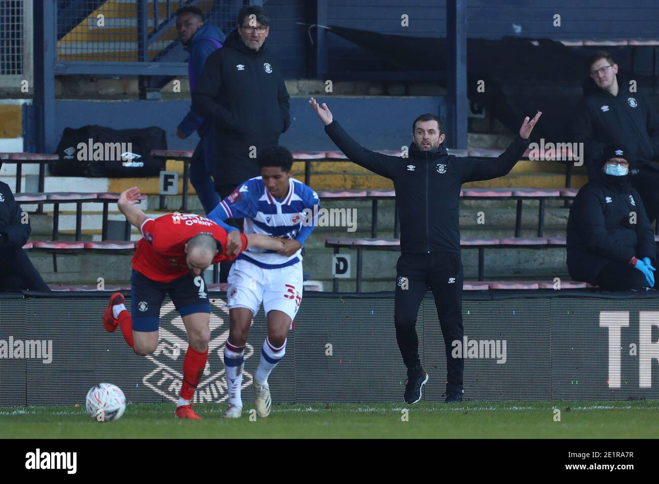 Luton, Großbritannien. Januar 2021. Luton Town Manager Nathan Jones appelliert für einen Freistoß, da Danny Hylton von Ethan Bristow aus Reading während des FA Cup-Spiels in der Kenilworth Road zurückgezogen wird, Luton Bild von Ben Peters/Focus Images/Sipa USA 09/01/2021 Quelle: SIPA USA/Alamy Live News Stockfoto