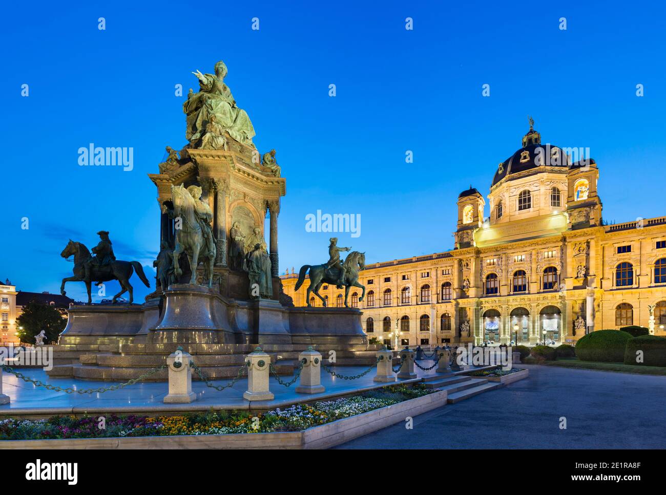 Das Naturhistorische Museum in Wien, Österreich bei Nacht mit der Maria-Theresa-Statue links. Stockfoto