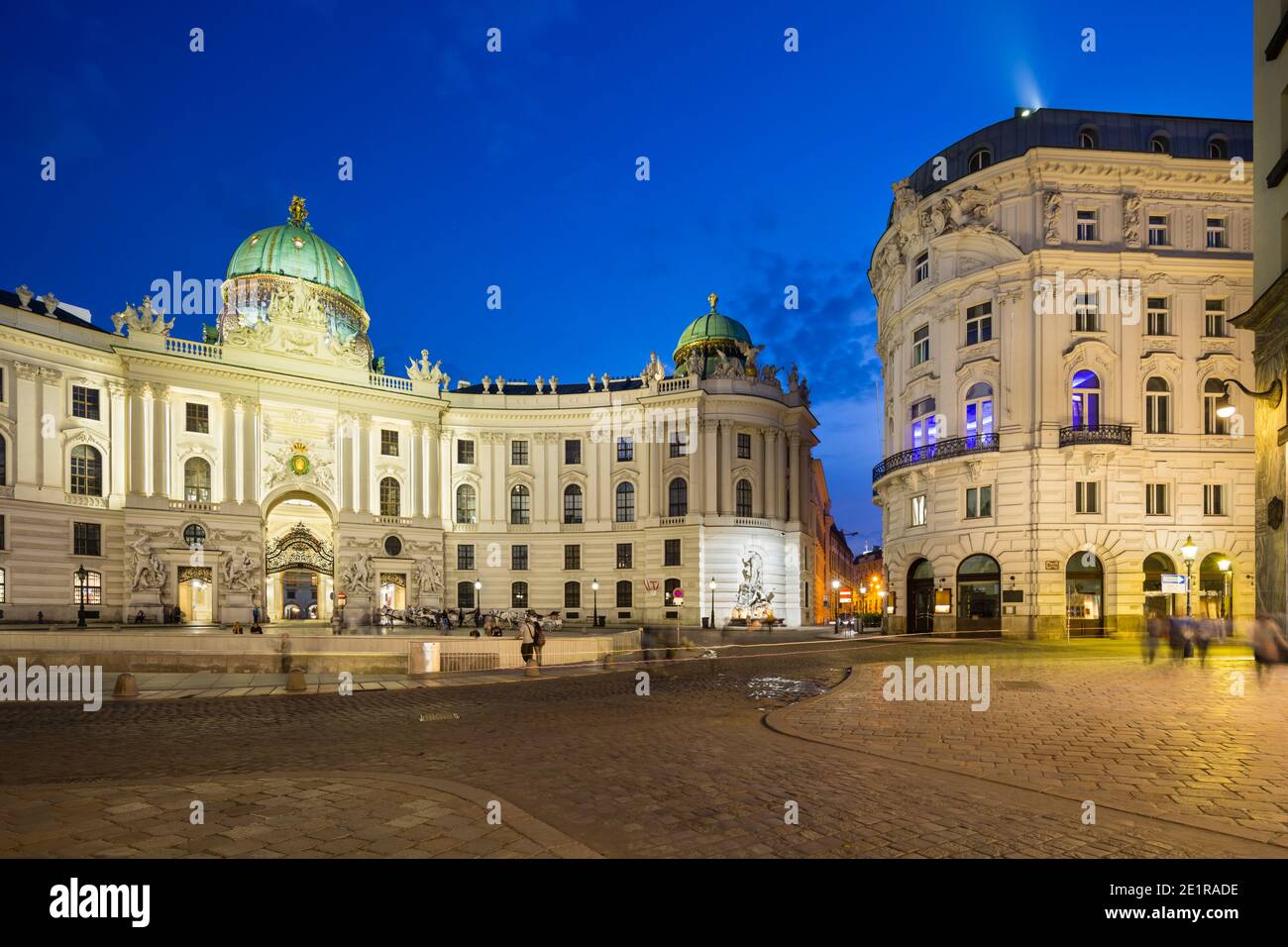 Die Hofburg am Michaelerplatz in Wien, Österreich bei Nacht mit tiefblauem Himmel. Stockfoto