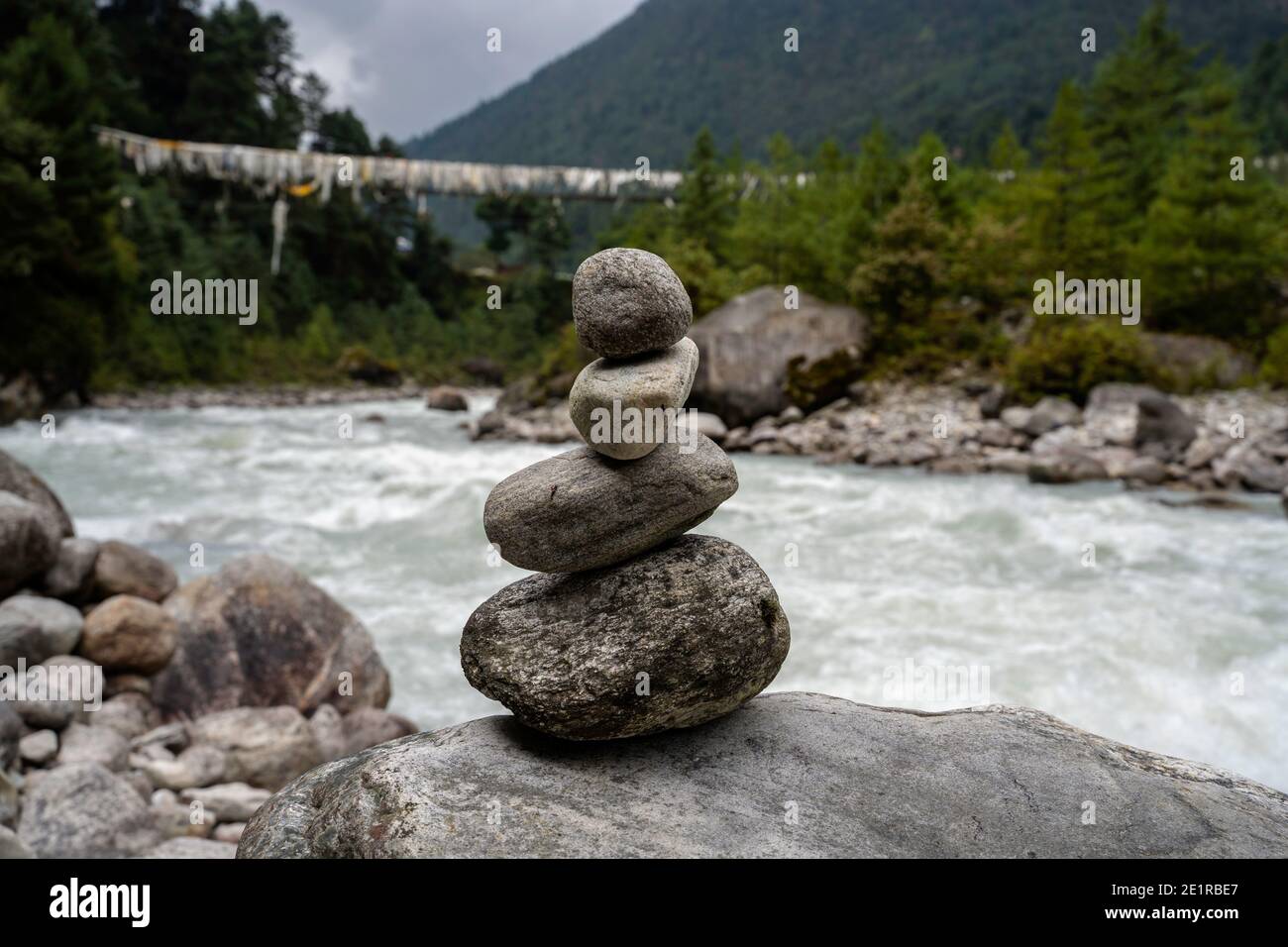 Höhenreisen / Landschaftsfotografie während einer Trekking- und Bergkletterexpedition durch den Himalaya in Nepal. Stockfoto