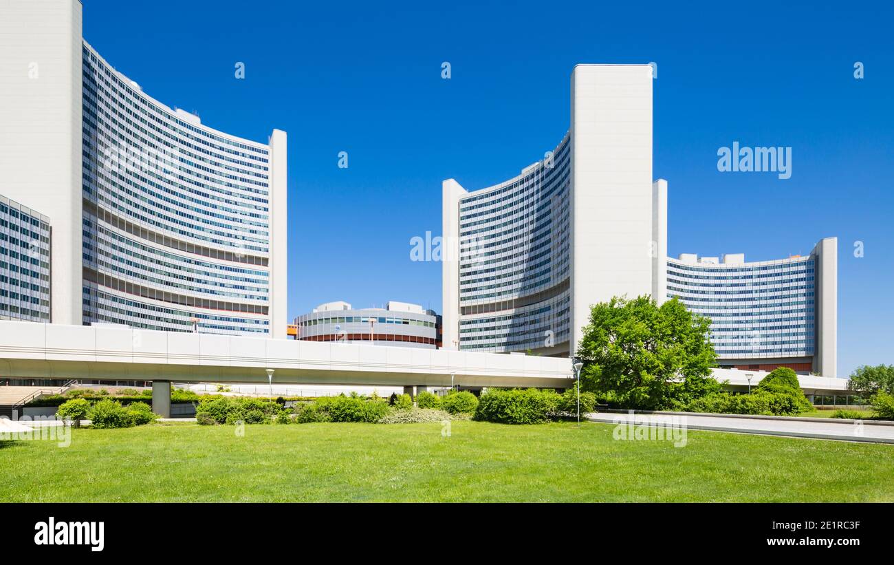 Das Vienna International Center oder UNO City mit grüner Wiese und blauem Himmel im Sommer. Stockfoto