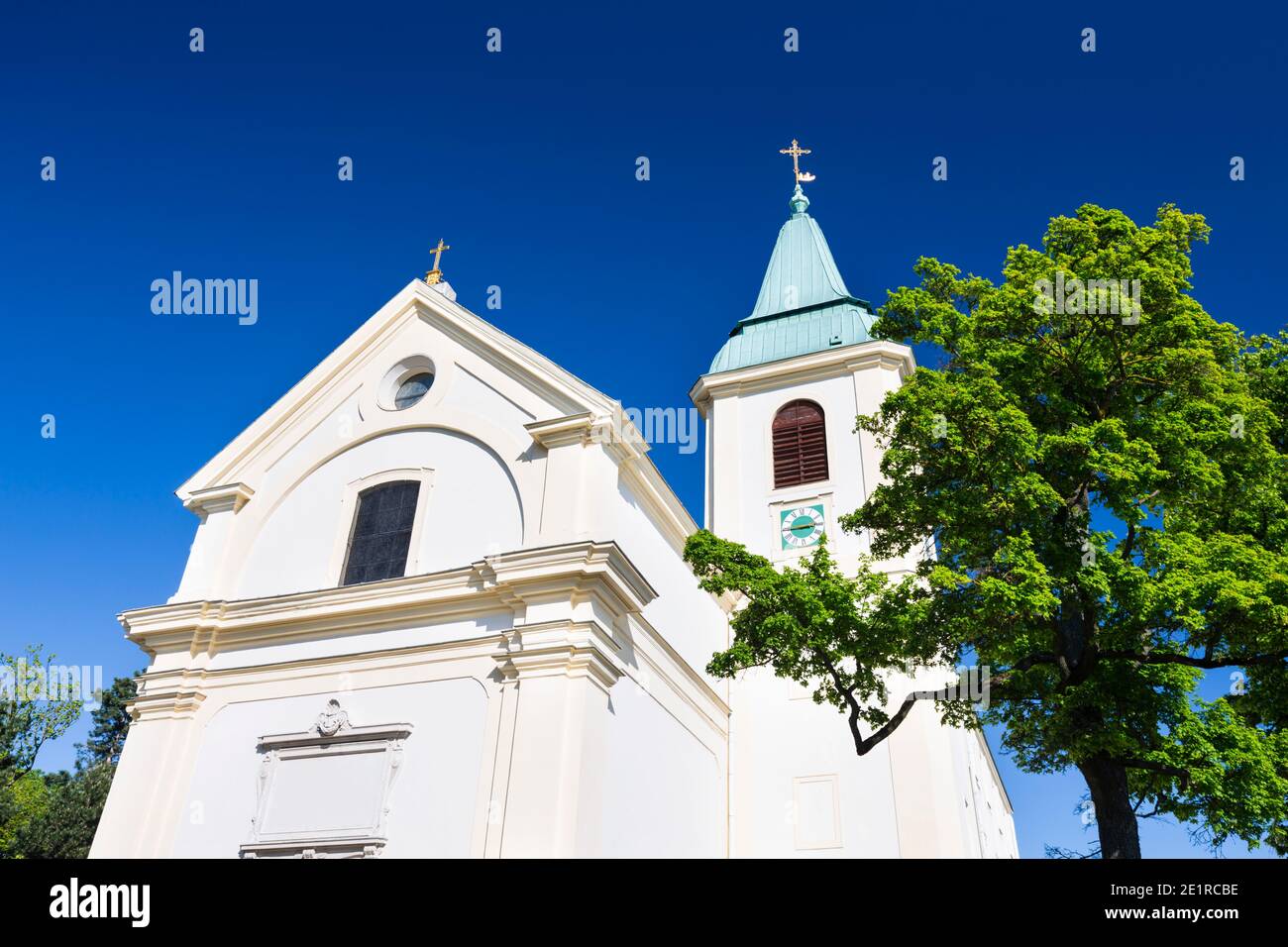 Die Josefskirche auf dem Kahlenberg in Wien, Österreich mit tiefblauem Himmel. Stockfoto