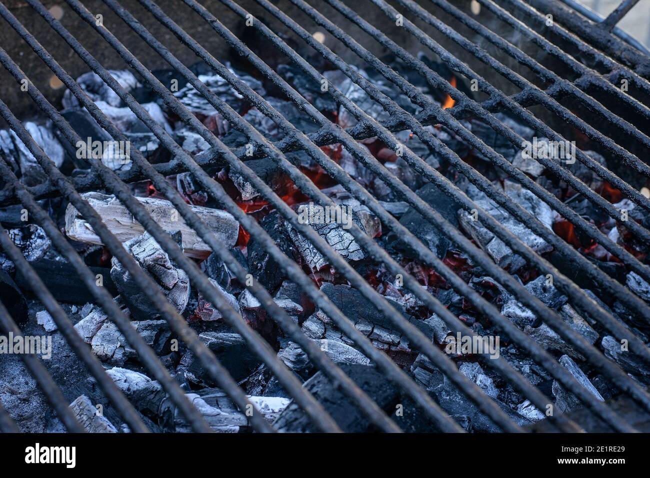 Verbrennung von Kohle im Brazier, der für das Backen von Essen auf dem Marktplatz vorbereitet ist. Aktivitäten im Freien. Stockfoto