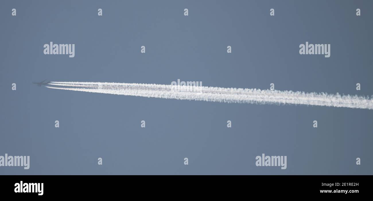 London, Großbritannien. Januar 2021. Die Boeing 747 HL7419 von Asiana Cargo fliegt südlich von London von JFK New York nach Brüssel am blauen Himmel in einer Höhe von 30.000ft. Der 747 Jumbo Jet ist als Passagierflugzeug vom Himmel verschwunden, bleibt aber ein erfolgreiches Frachtflugzeug. Quelle: Malcolm Park/Alamy Live News. Stockfoto