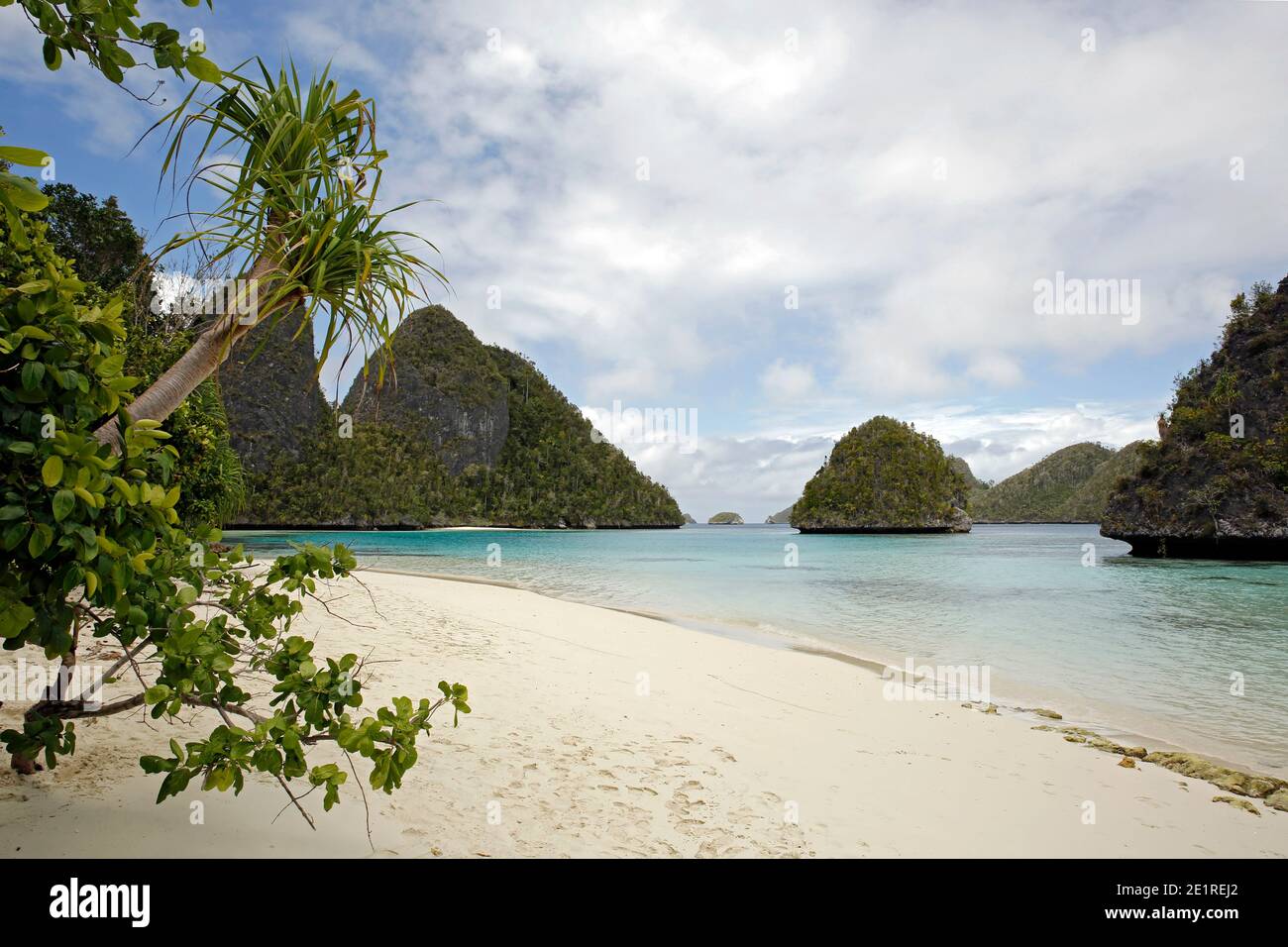 Tropischer Paradiesstrand im Wayag Archipel, Raja Ampat. Westpapua, Indonesien Stockfoto