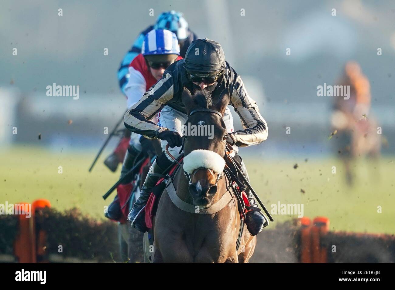 McFabulous von Harry Cobden geritten klar die letzte, die Dornan Engineering Relkeel Hürde zu gewinnen, auf Kempton Park Racecourse. Stockfoto