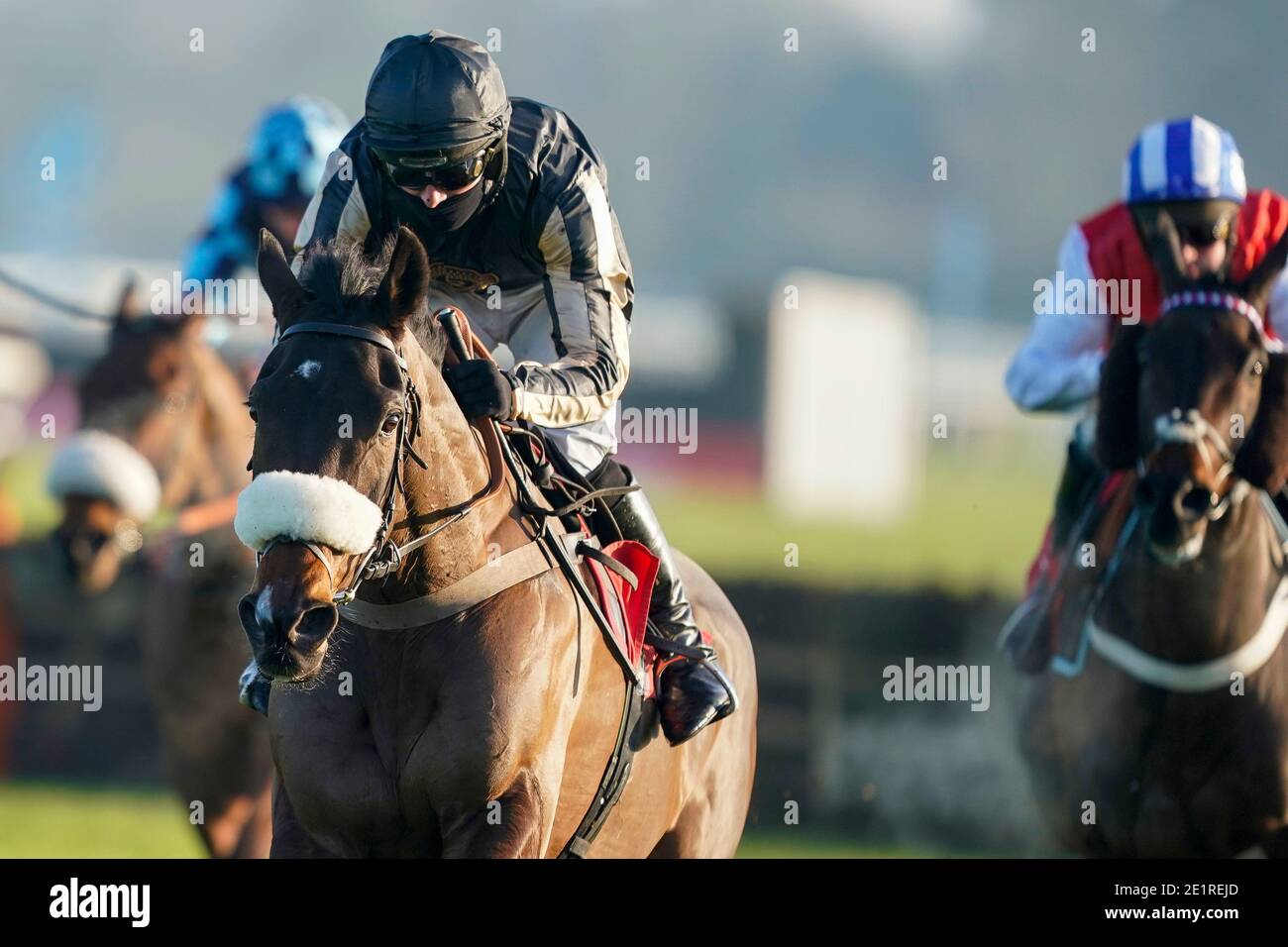 McFabulous von Harry Cobden geritten klar die letzte, die Dornan Engineering Relkeel Hürde zu gewinnen, auf Kempton Park Racecourse. Stockfoto