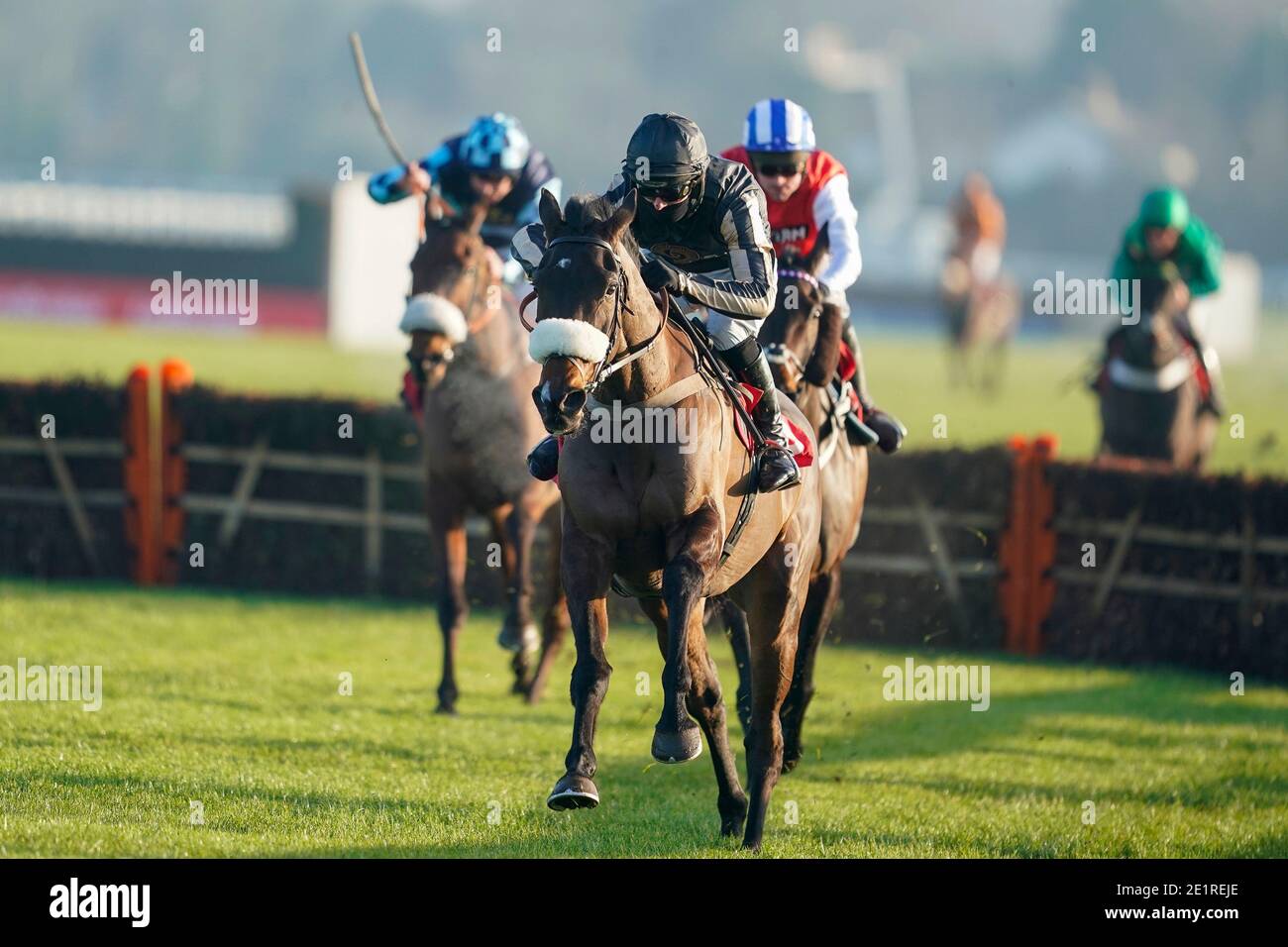 McFabulous von Harry Cobden geritten klar die letzte, die Dornan Engineering Relkeel Hürde zu gewinnen, auf Kempton Park Racecourse. Stockfoto