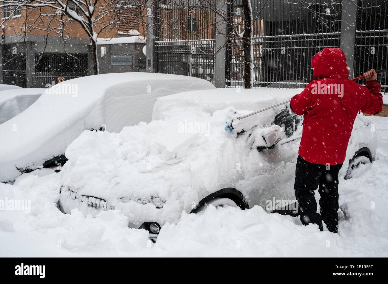 Madrid, Spanien. Januar 2021. Ein Mann, der Schnee aus seinem Auto entfernt. In weiten Teilen Spaniens fällt schwerer Schnee, da der Sturm 'Filomena' die Hälfte des Landes auf Schnee aufmerksam gemacht hat. Die Wetteragentur AEMET hat die Situation als "außergewöhnlich und historisch" bezeichnet. Quelle: Marcos del Mazo/Alamy Live News Stockfoto