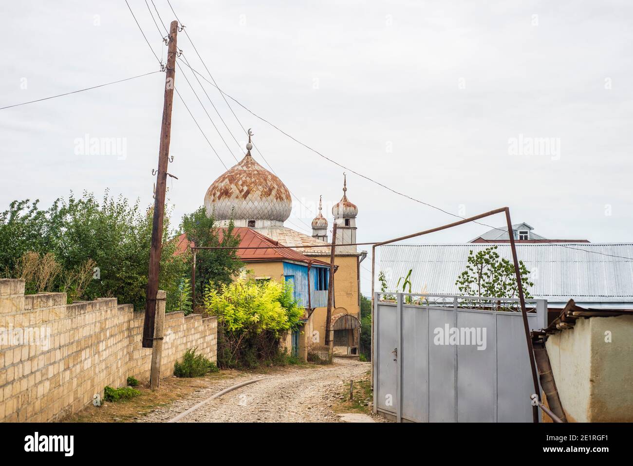 Eine alte Moschee im Dorf Gil, Bezirk Qusar, Aserbaidschan. Während der Zeit der Sowjetunion wurde es als Lagerhaus genutzt, aber nach der Perestroika begannen die Menschen in der Moschee zu beten. Jetzt ist die Moschee wieder geschlossen, weil sie zerstört wurde. Stockfoto