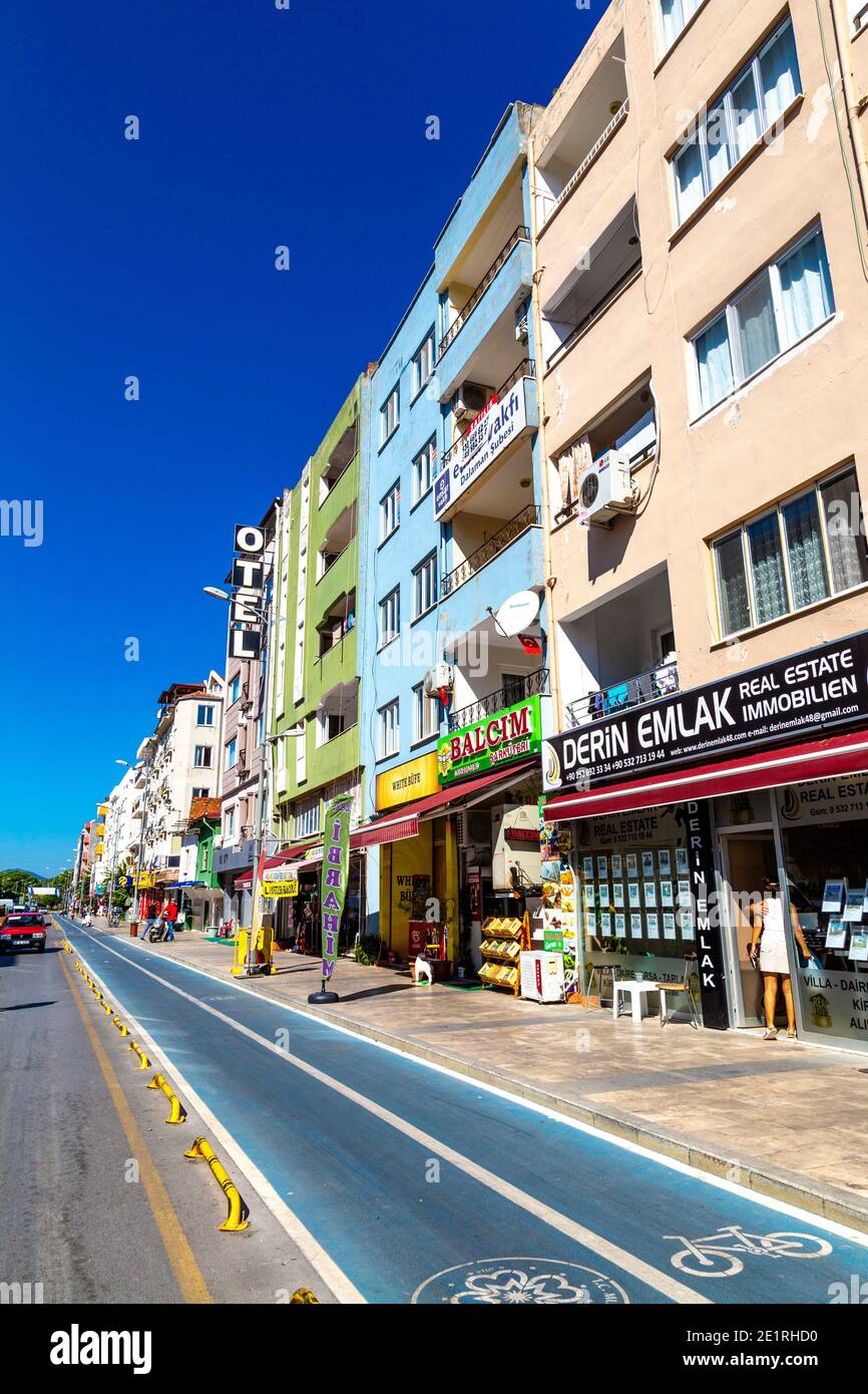 Geschäfte und bunte Blöcke auf der Hauptstraße Atatürk Caddesi, Dalaman, Türkei Stockfoto