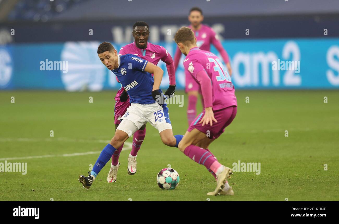 firo: 09.01.2021 Fußball: Fußball: 1. Bundesliga, Saison 2020/21 FC Schalke 04 - TSG Hoffenheim Duelle, Amine Harit, Individual Action Foto: Jürgen Fromme / firoportsphoto / Pool Verwendung weltweit Stockfoto