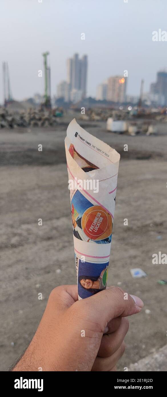 Ein kleines Lebensmittelpaket mit schönem Hintergrund Der Stadt Stockfoto