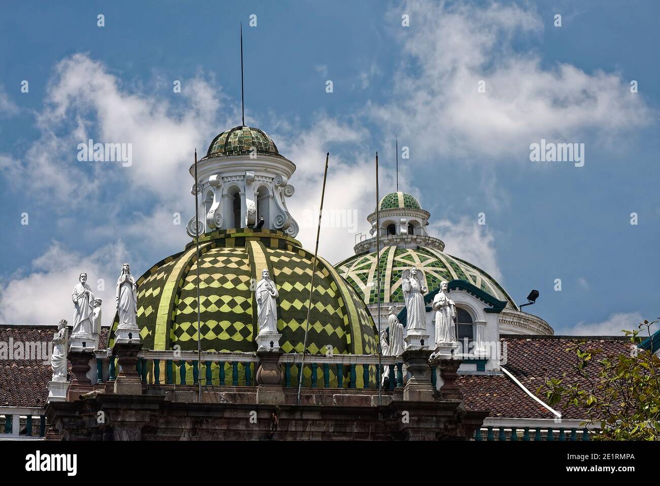 2 verzierte Kuppeln, weiße Statuen, Ziegeldach, Metropolitan Cathedral of Quito, la Catedral, katholische Kirche, religiöses Gebäude, 1572, glasierte Fliesen, Stockfoto