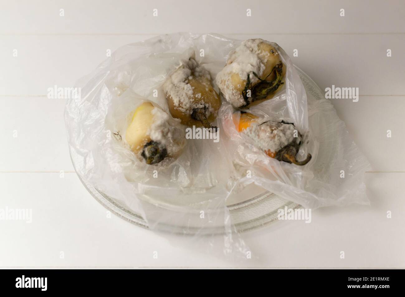 Verfaulte Paprika mit Schimmel in einer Plastiktüte. Das Essen war verdorben. Konzept für Lebensmittelabfälle. Speicherplatz kopieren. Stockfoto
