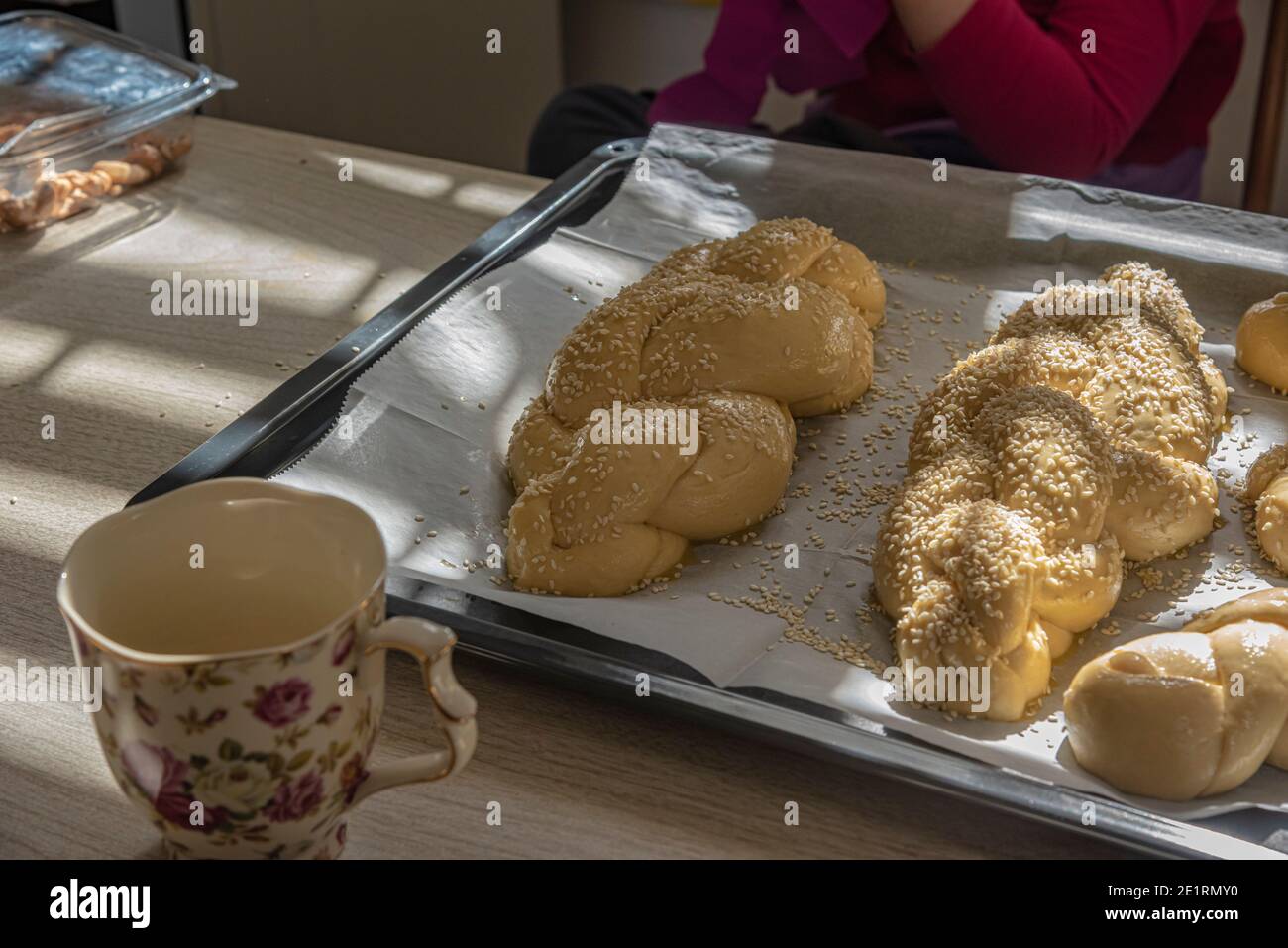 Hausgemachtes Challah-Brot backen. Vor dem Backen in einer Pfanne mit Sesamsamen umflechten. Der Teig puffte vor dem Backen. Hochwertige Fotos Stockfoto