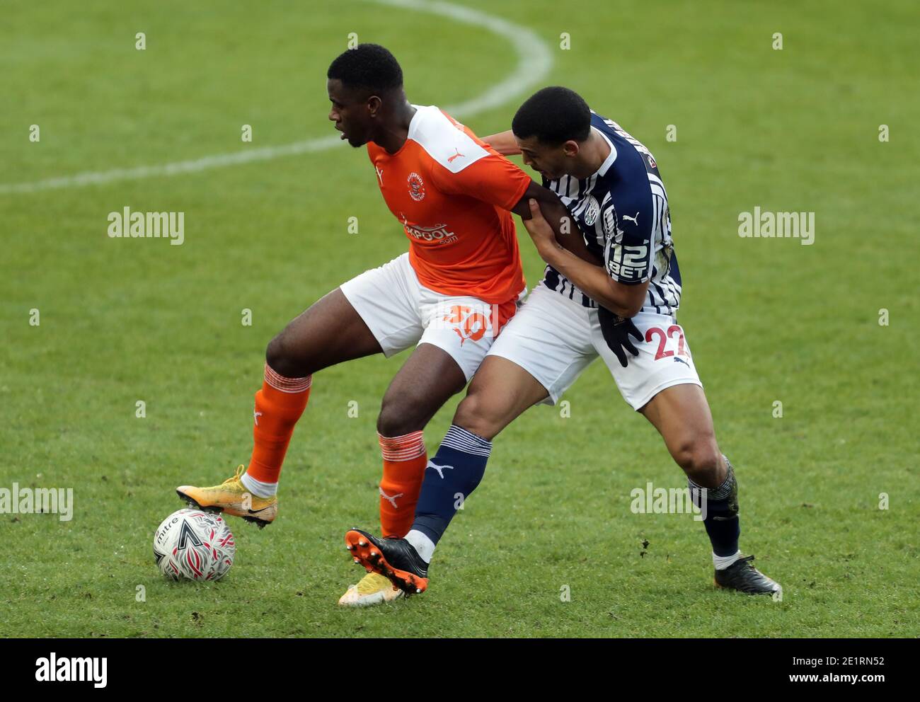 Beryly Lubala (links) von Blackpool und Lee Peltier von West Bromwich Albion während des dritten Spiels des Emirates FA Cup in der Bloomfield Road, Blackpool. Stockfoto