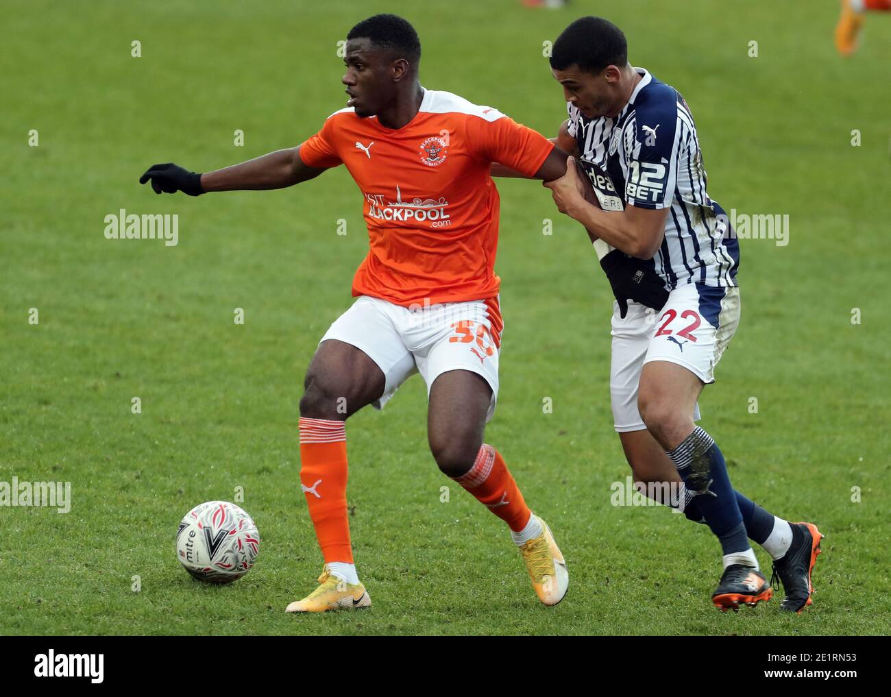 Beryly Lubala (links) von Blackpool und Lee Peltier von West Bromwich Albion während des dritten Spiels des Emirates FA Cup in der Bloomfield Road, Blackpool. Stockfoto