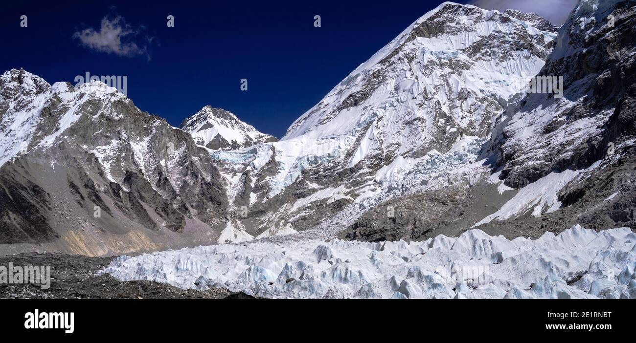 Höhenreisen / Landschaftsfotografie während einer Trekking- und Bergkletterexpedition durch den Himalaya in Nepal. Stockfoto