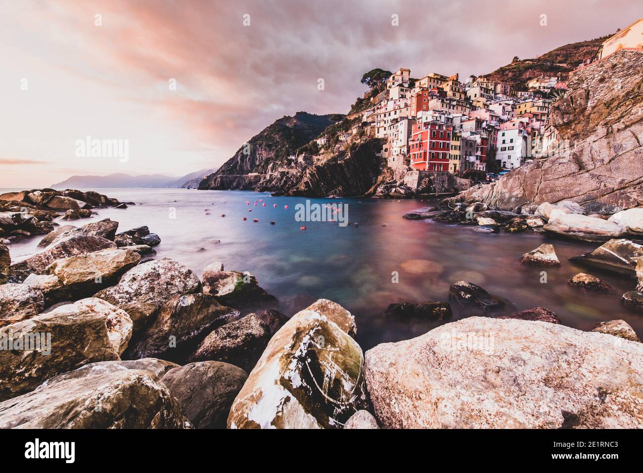 ITALIEN, SONNENUNTERGANG IN RIOMAGGIORE: Wir haben die ersten Nachrichten von Riomaggiore erst im Jahr 1251, als die Bewohner des Bezirks von Carpena, Küste verbreiten, geschworen Glauben an die Republik von Genua. Zwischen 1200 und 1300 beschlossen die Bewohner dieser Siedlungen, zum Meer hinabzugehen und dem Dorf Leben zu schenken. Eine Bewegung, die durch die Konsolidierung der genovesischen Herrschaft begünstigt wurde, die einem ruhigeren Zugang zum Meer zustimmte, auf dem sich der Handel schnell und sicher entwickeln konnte. Stockfoto