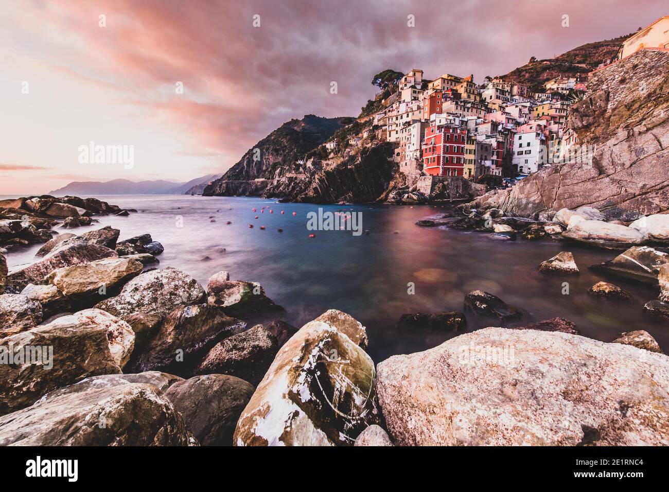 ITALIEN, SONNENUNTERGANG IN RIOMAGGIORE: Wir haben die ersten Nachrichten von Riomaggiore erst im Jahr 1251, als die Bewohner des Bezirks von Carpena, Küste verbreiten, geschworen Glauben an die Republik von Genua. Zwischen 1200 und 1300 beschlossen die Bewohner dieser Siedlungen, zum Meer hinabzugehen und dem Dorf Leben zu schenken. Eine Bewegung, die durch die Konsolidierung der genovesischen Herrschaft begünstigt wurde, die einem ruhigeren Zugang zum Meer zustimmte, auf dem sich der Handel schnell und sicher entwickeln konnte. Stockfoto