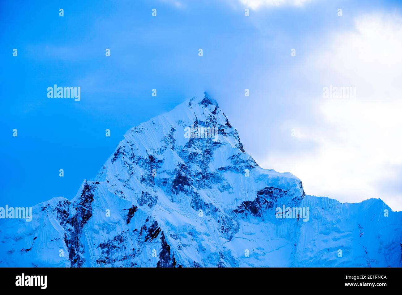 Höhenreisen / Landschaftsfotografie während einer Trekking- und Bergkletterexpedition durch den Himalaya in Nepal. Stockfoto