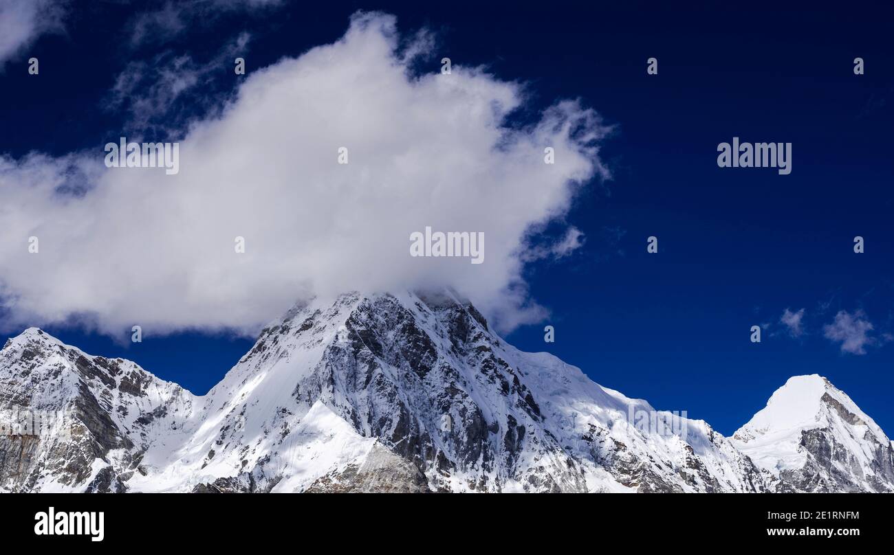 Höhenreisen / Landschaftsfotografie während einer Trekking- und Bergkletterexpedition durch den Himalaya in Nepal. Stockfoto