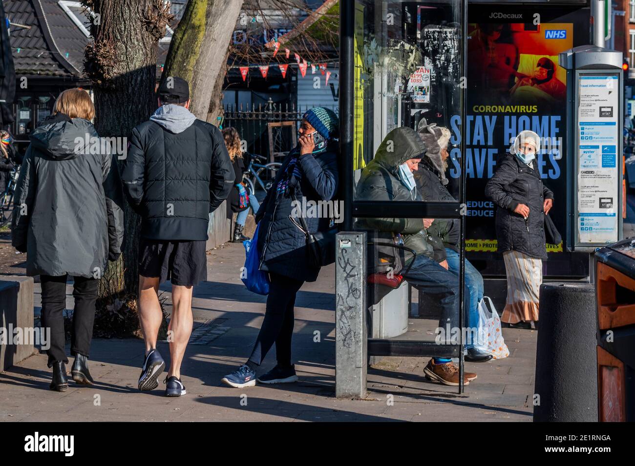 London, Großbritannien. Januar 2021. Die Botschaft, zu Hause zu bleiben, kommt eindeutig nicht durch, obwohl die Maske man im Allgemeinen ist - das TfL-Busnetz ist trotz der neuen nationalen Lockdown, Stay at Home, Anweisungen noch ziemlich ausgelastet. Die meisten Reisenden tragen Maskenabdeckungen, die bereits obligatorisch sind. Kredit: Guy Bell/Alamy Live Nachrichten Stockfoto