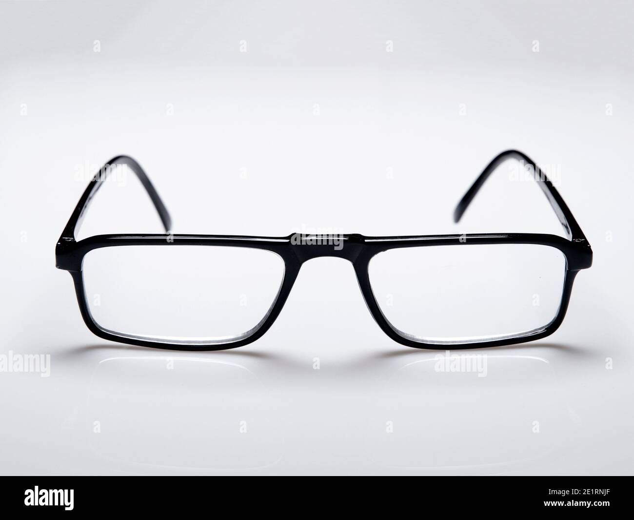 Brille mit schwarzem Rahmen isoliert auf weißem Hintergrund Stockfoto