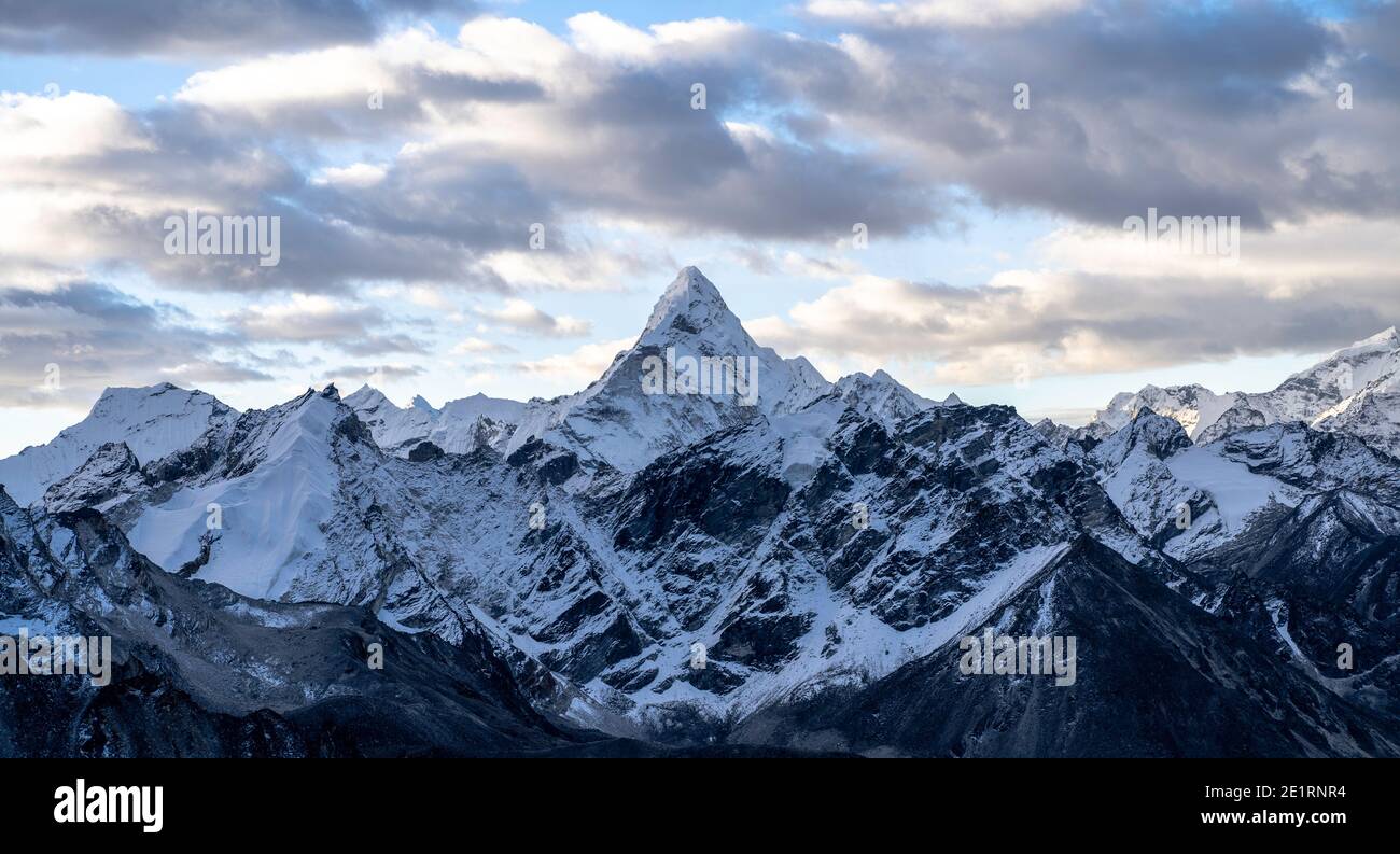 Höhenreisen / Landschaftsfotografie während einer Trekking- und Bergkletterexpedition durch den Himalaya in Nepal. Stockfoto