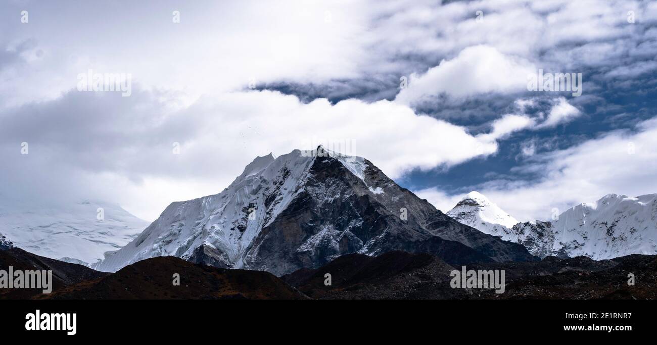 Höhenreisen / Landschaftsfotografie während einer Trekking- und Bergkletterexpedition durch den Himalaya in Nepal. Stockfoto