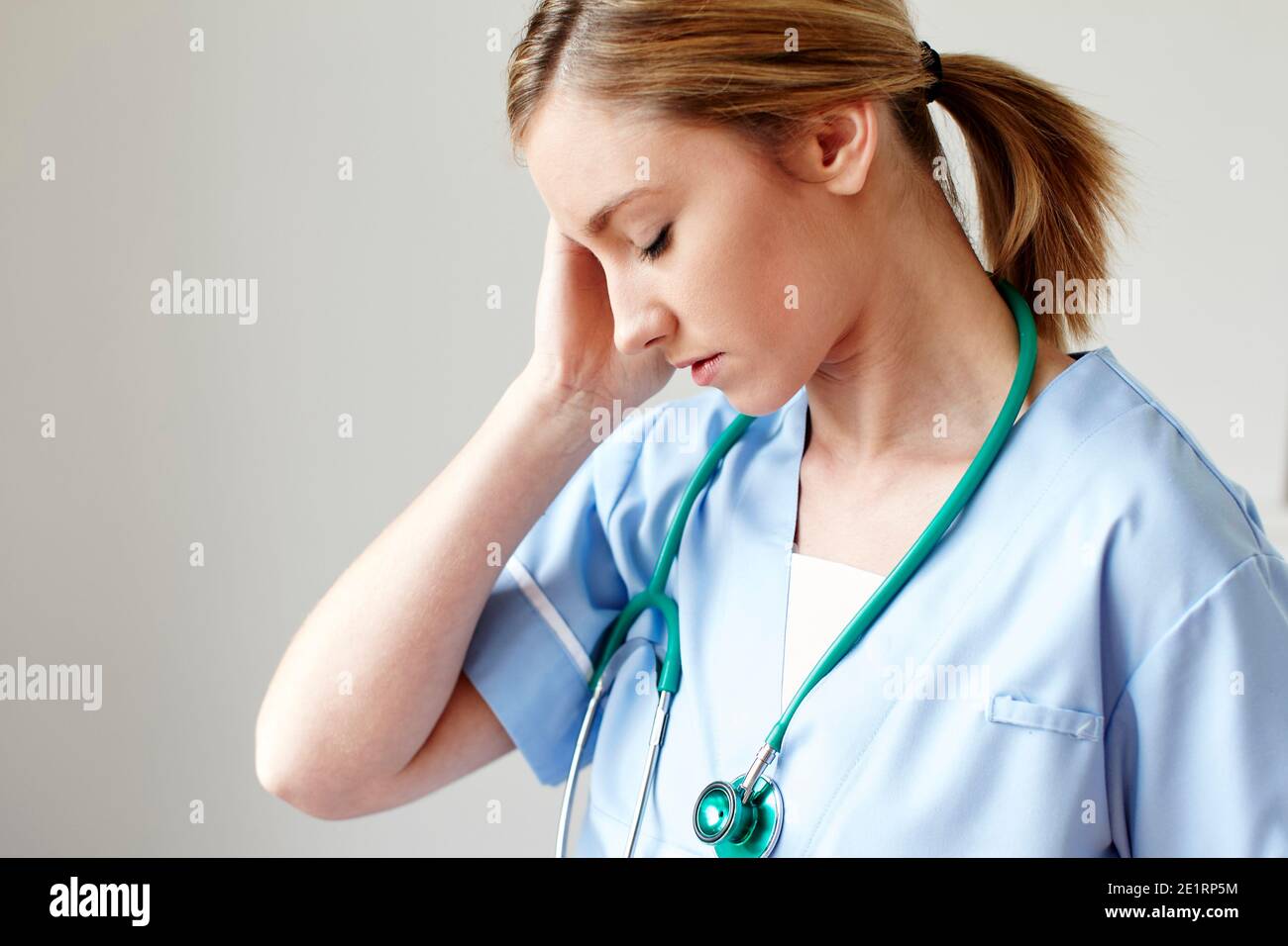 Müde Krankenschwester bei der Arbeit Stockfoto
