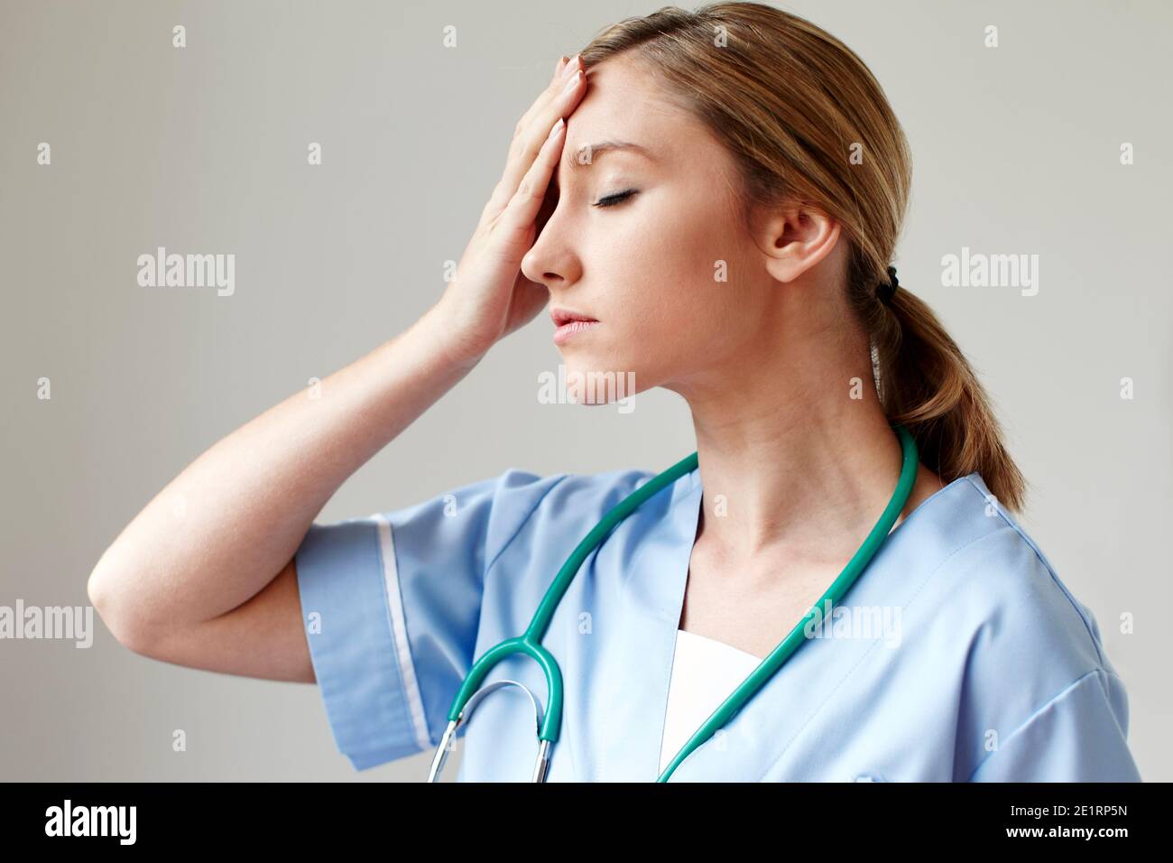 Müde Krankenschwester bei der Arbeit Stockfoto