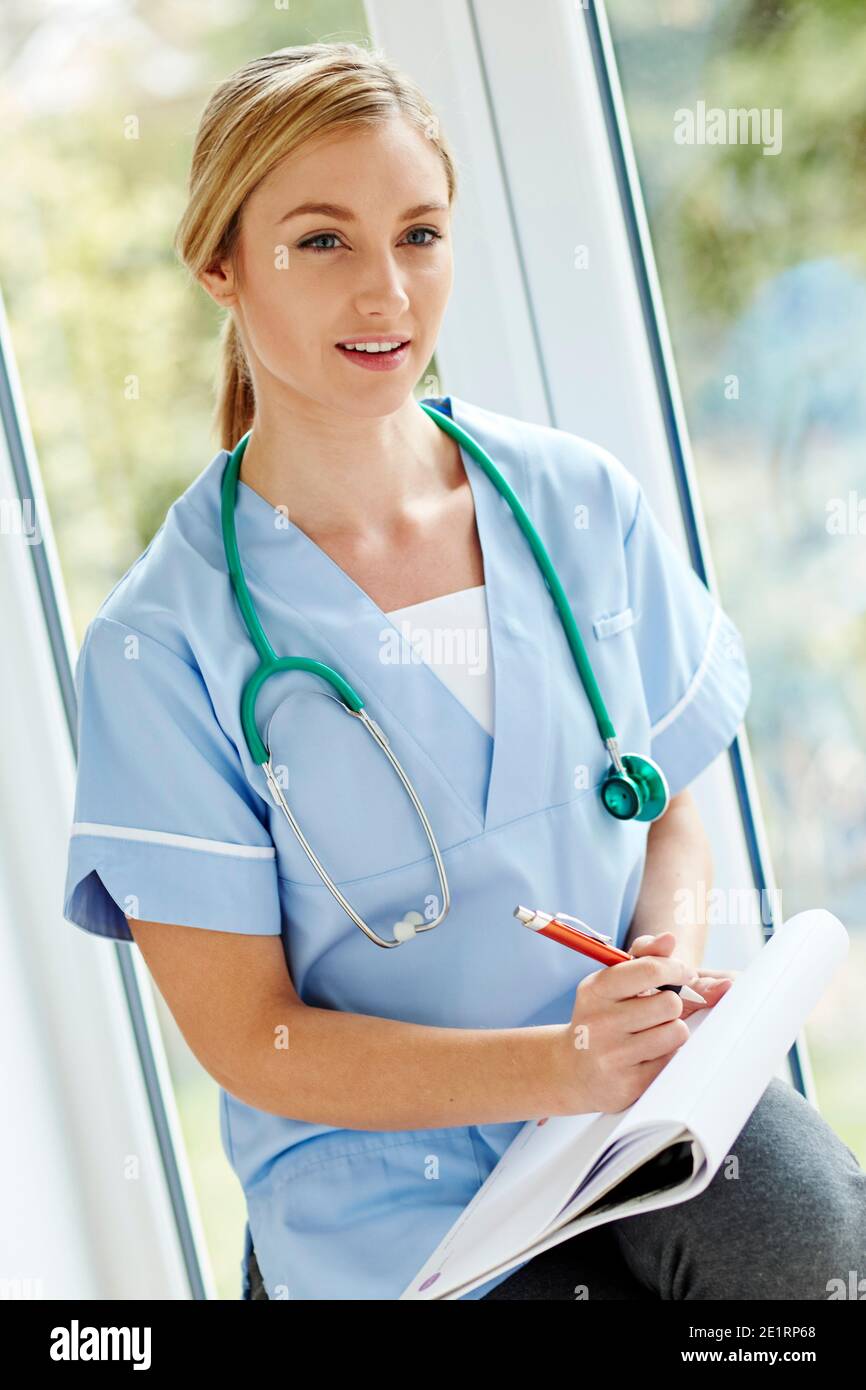 Krankenschwester im Gespräch mit Patienten Stockfoto