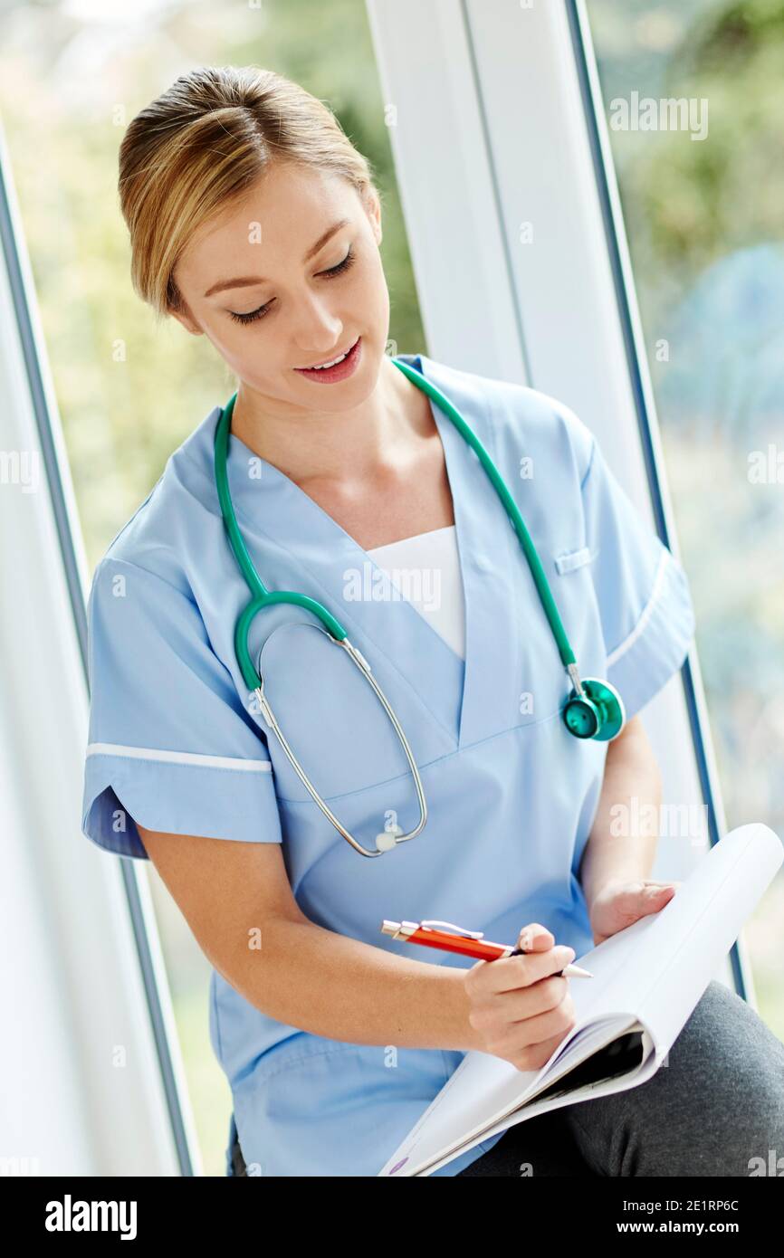 Krankenschwester im Gespräch mit Patienten Stockfoto