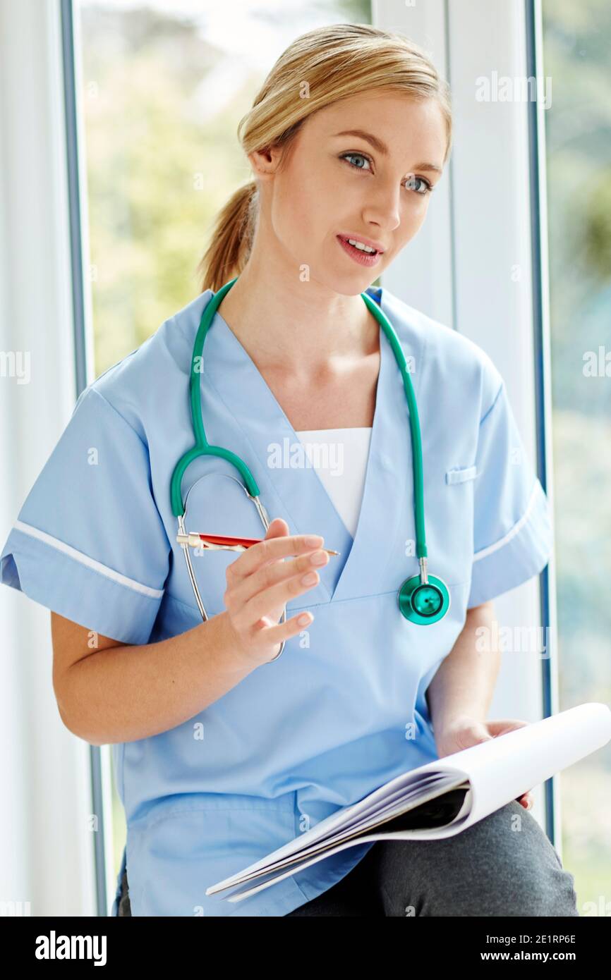 Krankenschwester im Gespräch mit Patienten Stockfoto