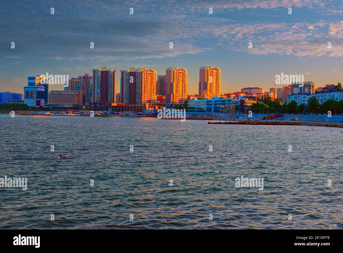 Wunderschön bemalte Stadthäuser in der Abendsonne vor Sonnenuntergang, Strände und Böschungen der Stadt Noworossijsk aus der Tsemesskaya Bucht Stockfoto