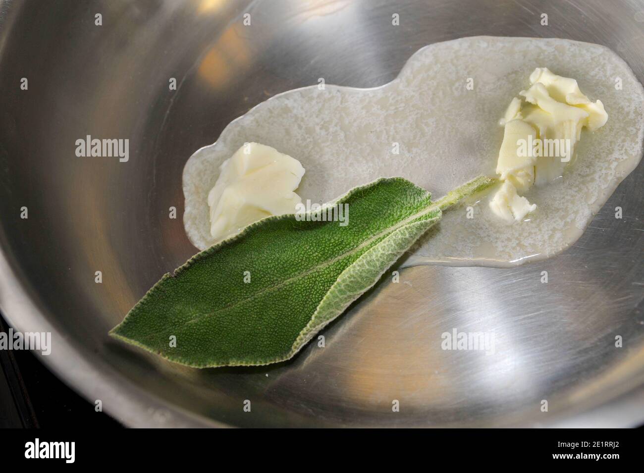 Butter und Salbei Sauce, Zubereitung in der heißen Pfanne Stockfoto