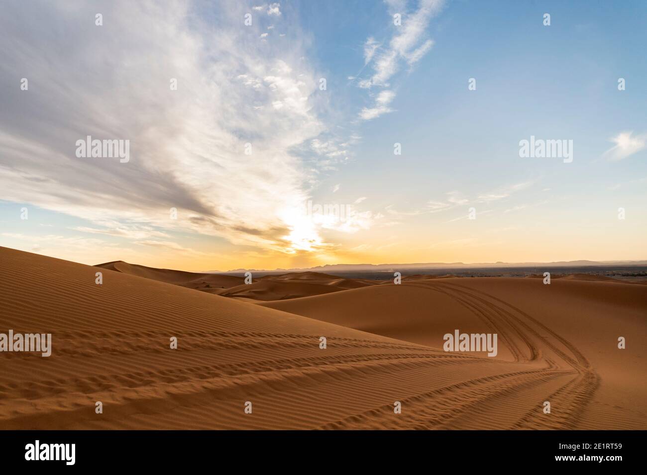 (Selektiver Fokus) atemberaubende Aussicht auf einige Sanddünen bei Sonnenuntergang beleuchtet. Merzouga, Marokko. Natürlicher Hintergrund mit Kopierbereich. Stockfoto