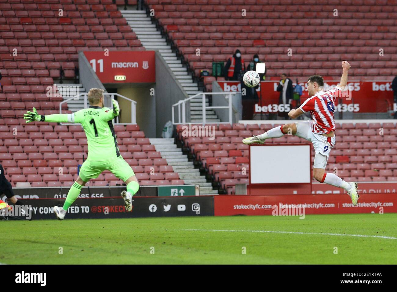 Sam Vokes von Stoke City (r) will den Ball über Leicester City Torhüter Kasper Schmeichel spielen, aber sein Einsatz geht auch über die Latte. Das Emirates FA Cup 3. Runde Spiel, Stoke City gegen Leicester City im bet365 Stadion in Stoke on Trent am Samstag 9. Januar 2021. Dieses Bild darf nur für redaktionelle Zwecke verwendet werden. Nur redaktionelle Verwendung, Lizenz für kommerzielle Nutzung erforderlich. Keine Verwendung in Wetten, Spiele oder einem einzigen Club / Liga / Spieler Publikationen.pic von Chris Stading / Andrew Orchard Sport Fotografie / Alamy Live News Stockfoto