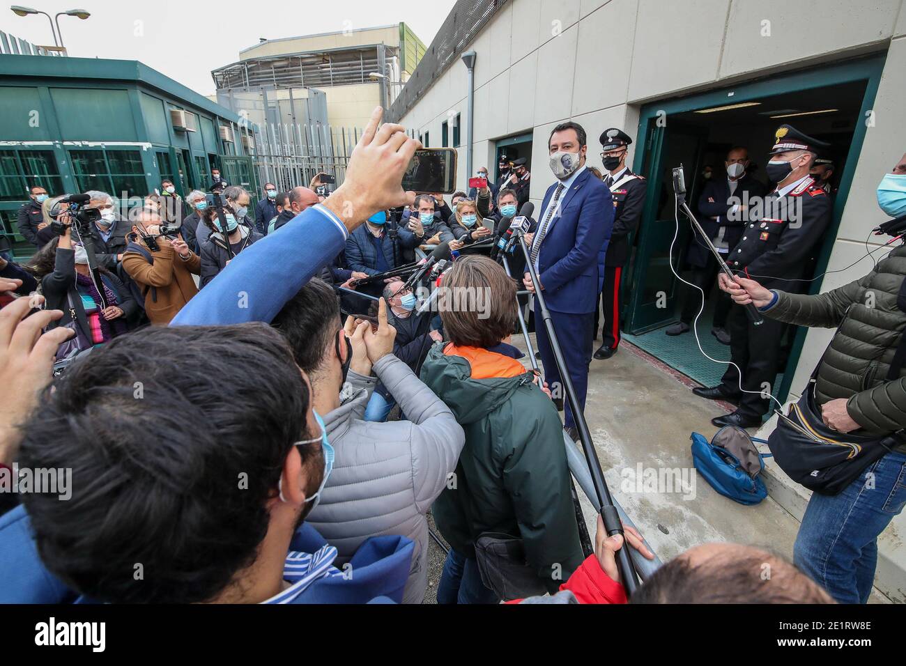 Palermo, Italien. Januar 2021. Palermo, Matteo Salvini bei der Open-Arms-Prozess im Bunkerraum des Gerichts von Palermo, auf dem Foto: Matteo Salvini mit der Rechtsanwältin Giulia Bongiorno nach der Anhörung für die Voruntersuchung für den Open-Arms-Prozess. Kredit: Unabhängige Fotoagentur/Alamy Live Nachrichten Stockfoto