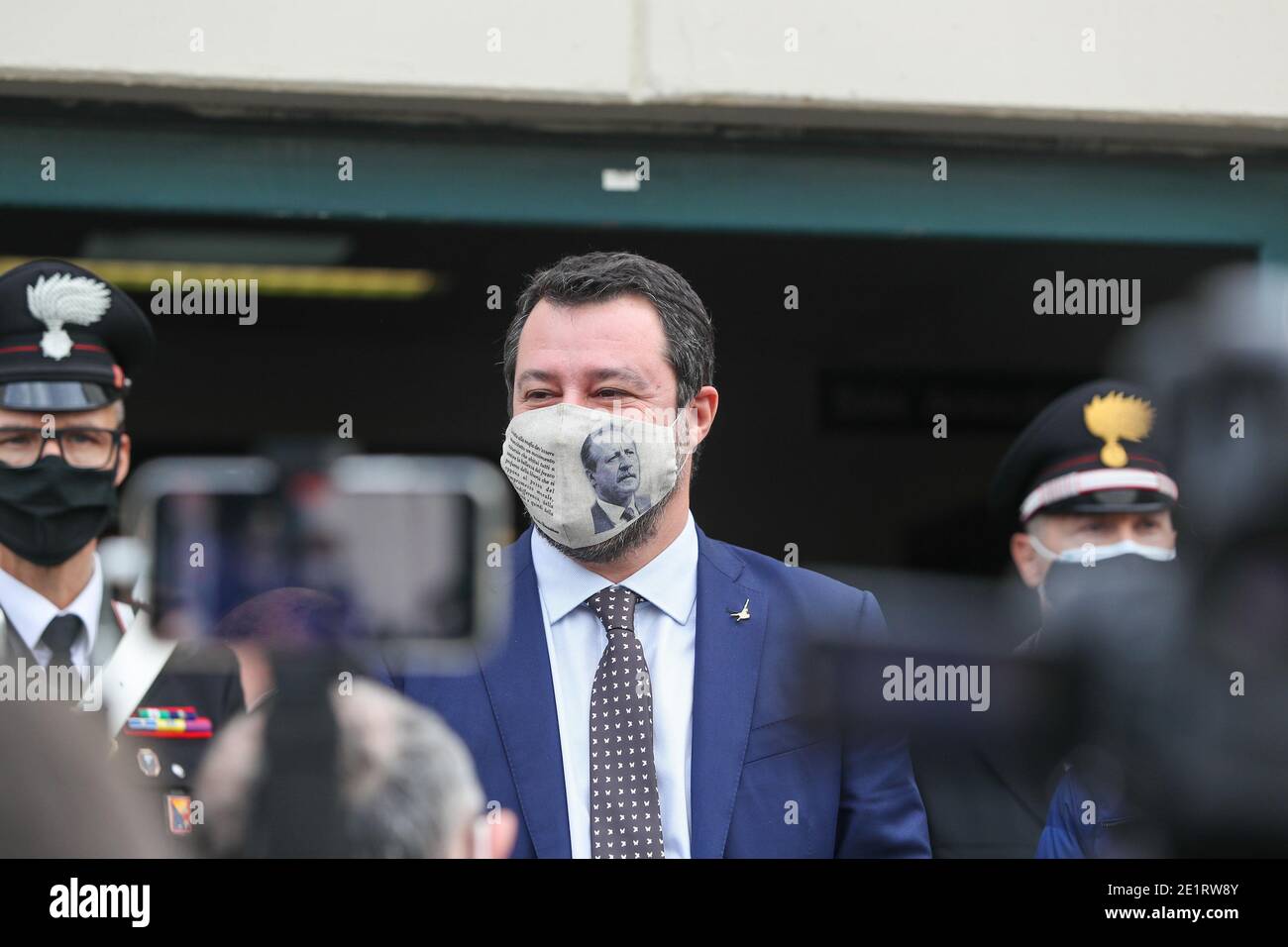 Palermo, Italien. Januar 2021. Palermo, Matteo Salvini bei der Open-Arms-Prozess im Bunkerraum des Gerichts von Palermo, auf dem Foto: Matteo Salvini mit der Rechtsanwältin Giulia Bongiorno nach der Anhörung für die Voruntersuchung für den Open-Arms-Prozess. Kredit: Unabhängige Fotoagentur/Alamy Live Nachrichten Stockfoto