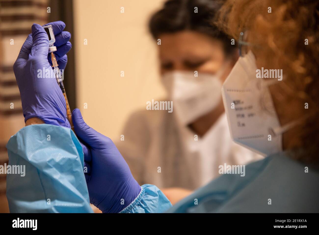 Impftag für Gesundheitspersonal und einige Gäste des Pflegeheims in La Morra, Piemont. 7. januar 2021 Stockfoto