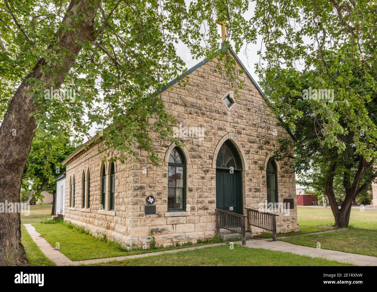 Sacred Heart Catholic Church, 1899, neugotischer Stil, aus Kalkstein gebaut, in Menard, Edwards Plateau, Texas, USA Stockfoto