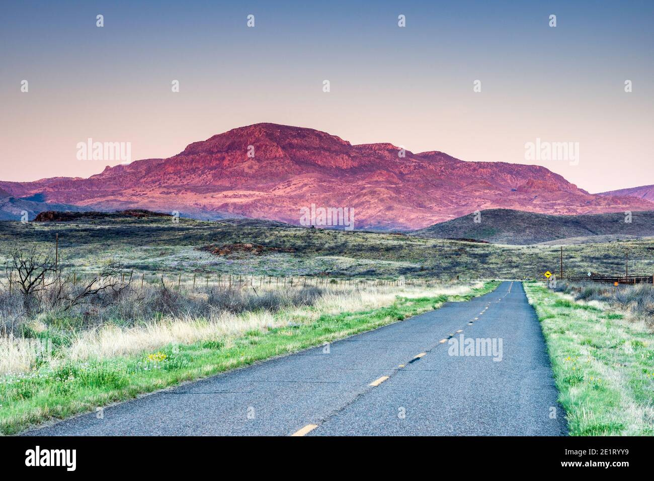 Unbenannter Berg über dem Big Aguja Canyon bei Sonnenaufgang vom RM 1832 Highway, Davis Mountains, Texas, USA Stockfoto