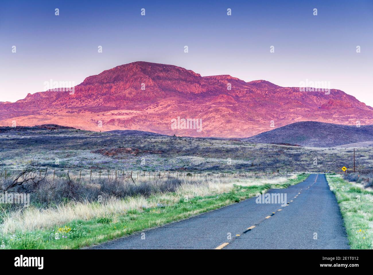 Unbenannter Berg über dem Big Aguja Canyon bei Sonnenaufgang vom RM 1832 Highway, Davis Mountains, Texas, USA Stockfoto