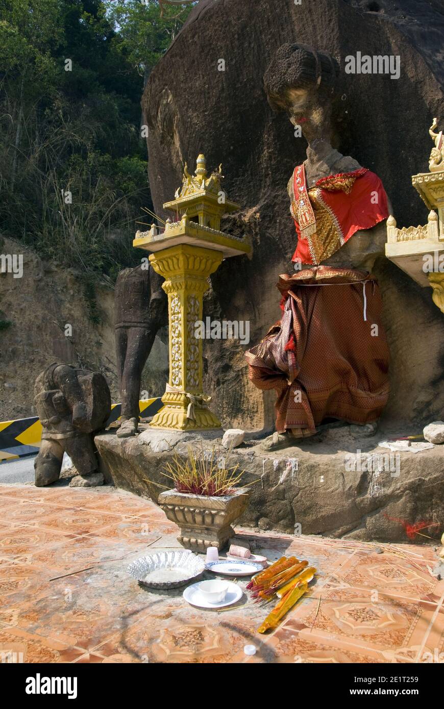 Ein Altar am Straßenrand außerhalb von Anlong Veng, einer Stadt nahe der thailändischen Grenze, die die letzte Hochburg des Khmer Rouge Diktators Pol Pot in Kambodscha war. Stockfoto