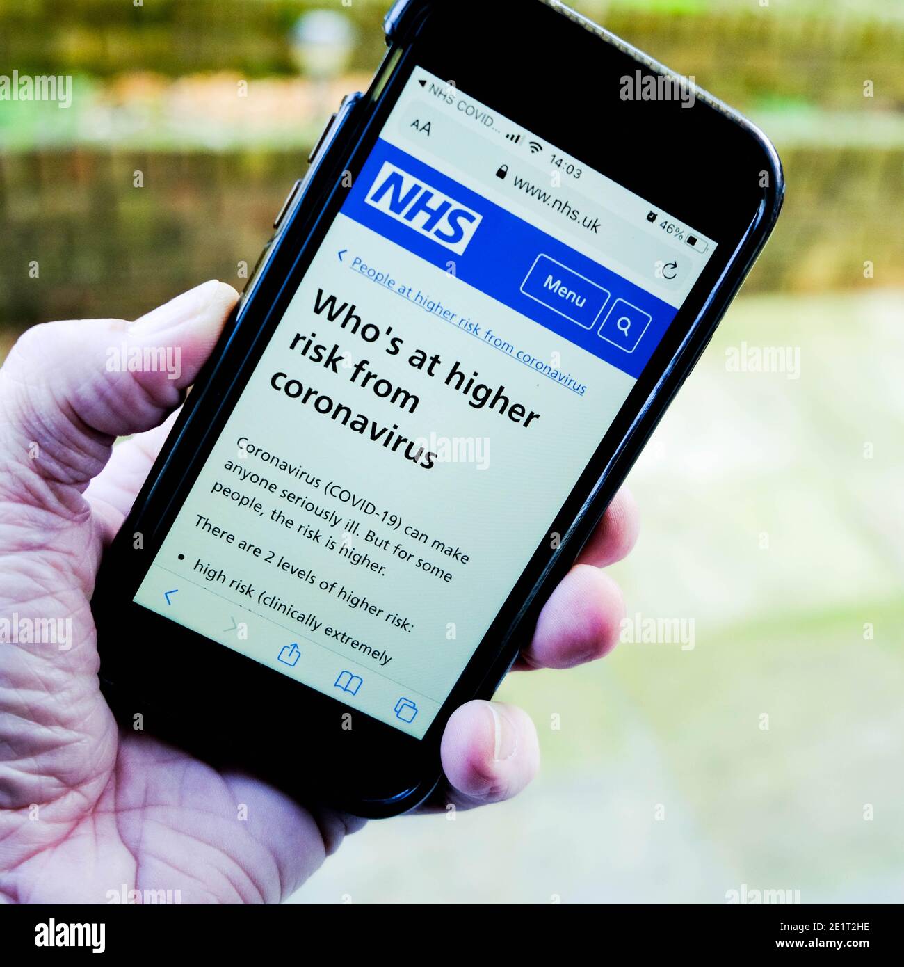London, Großbritannien, Januar 09 2021, Mobiltelefon oder Smartphone zeigt öffentliche Gesundheit Regierungsberatung bei der Bekämpfung der Coronavirus Covid-19 Pandemie Stockfoto